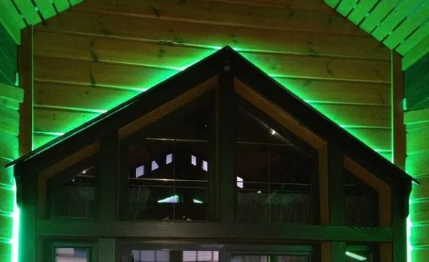 Многоцветная светодиодная подсветка фасада коттеджа